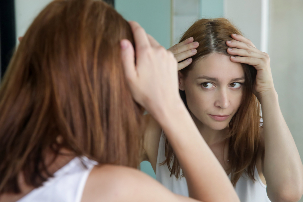 How Should a Healthy Scalp Look? (8 scalp treatments to try)